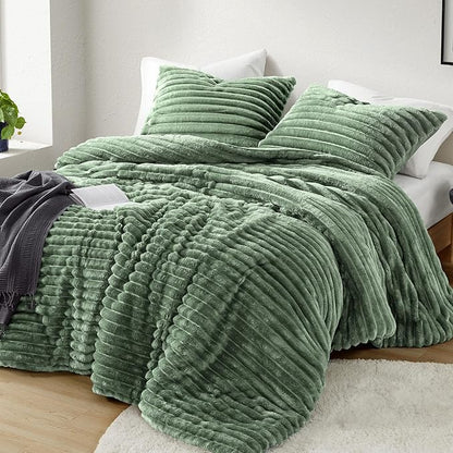 Intelligent Design King Comforter Set, Cozy Plush Bedding, Microfiber Reverse, 3 Piece, Lightweight, Super Soft Ribbed Velvet Comforter 2 Shams, All Season Fluffy Bed Set, Avril, King/Cal King Green