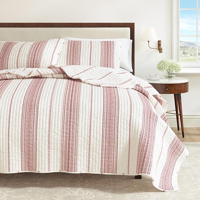 Great Bay Home Striped Quilt Set - 3-Piece Full/Queen Size Farmhouse Bedding Set - Lightweight, All-Season, Reversible Bedspread (Red)