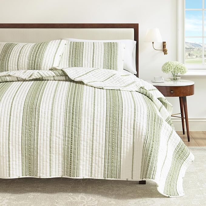 Great Bay Home Striped Quilt Set - 3-Piece King/California King Size Farmhouse Bedding Set - Lightweight, All-Season, Reversible Bedspread (White/Green)