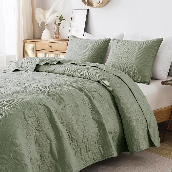 B2EVER Green Damask Quilt Queen Size Bedding Sets with 2 Pillow Shams, Boho Bedspread Lightweight Soft Farmhouse Vintage Bohemian Coverlet Retro Jacquard Pattern Bed Cover for All Season, 3 Pieces