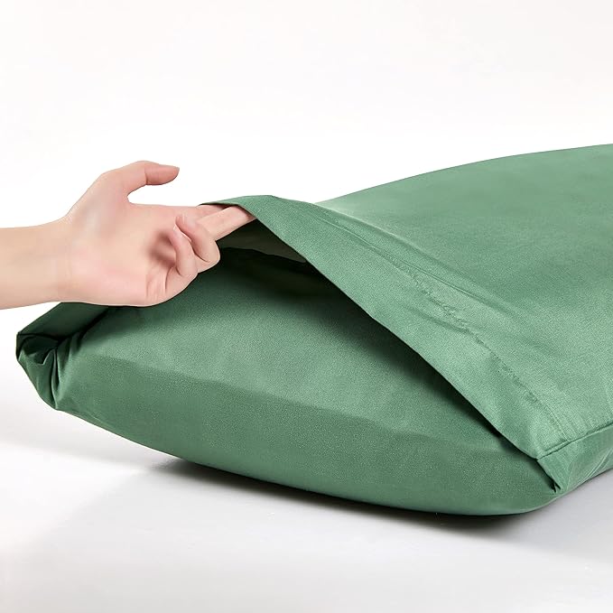MILVOWOC 2Pcs Brushed Microfiber Standard Pillowcases - 20 x 26 Inch, Dark Green Pillow Case Set Non Slip Envelope Pillow Cover with Moisture Absorption and Anti-Wrinkle