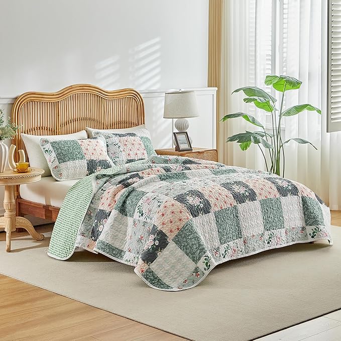 Joyreap 3 Pieces Floral Patchwork Quilt Set Queen, Green Flowers Design, Soft n Cozy Microfiber Quilt, Bedspread Bed Cover for All Season, 1 Quilt and 2 Pillow Shams- 90x90 inches