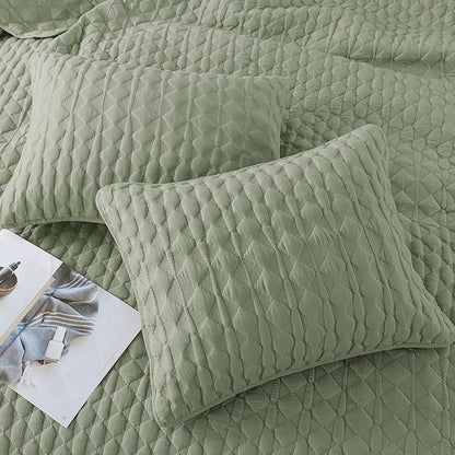 WDCOZY Oversized California Cal King Size Quilt Bedding Sets with Pillow Shams, Sage Green Lightweight Soft Bedspread Coverlet Bed Cover, All Season Spring Summer, 3 Pieces, 116x106 inches