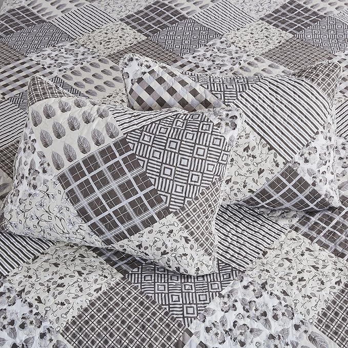 Virah Bella Quilt Bedding Set in King Phyllis Dobbs Charming Grays Printed Lightweight Reversible Quilt with 2 Matching Pillow Shams - Cozy & Beautiful Contemporary-Themed Bedding